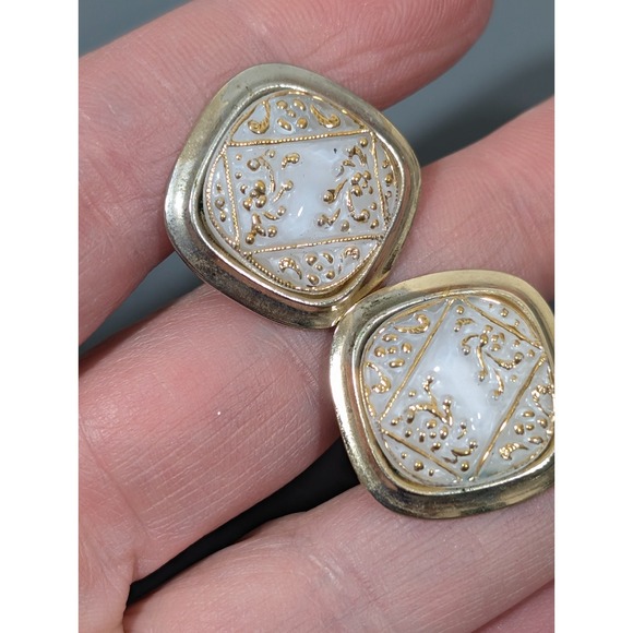 Vintage White Glass Ornate Gold Tone Square Cufflinks - Picture 6 of 9